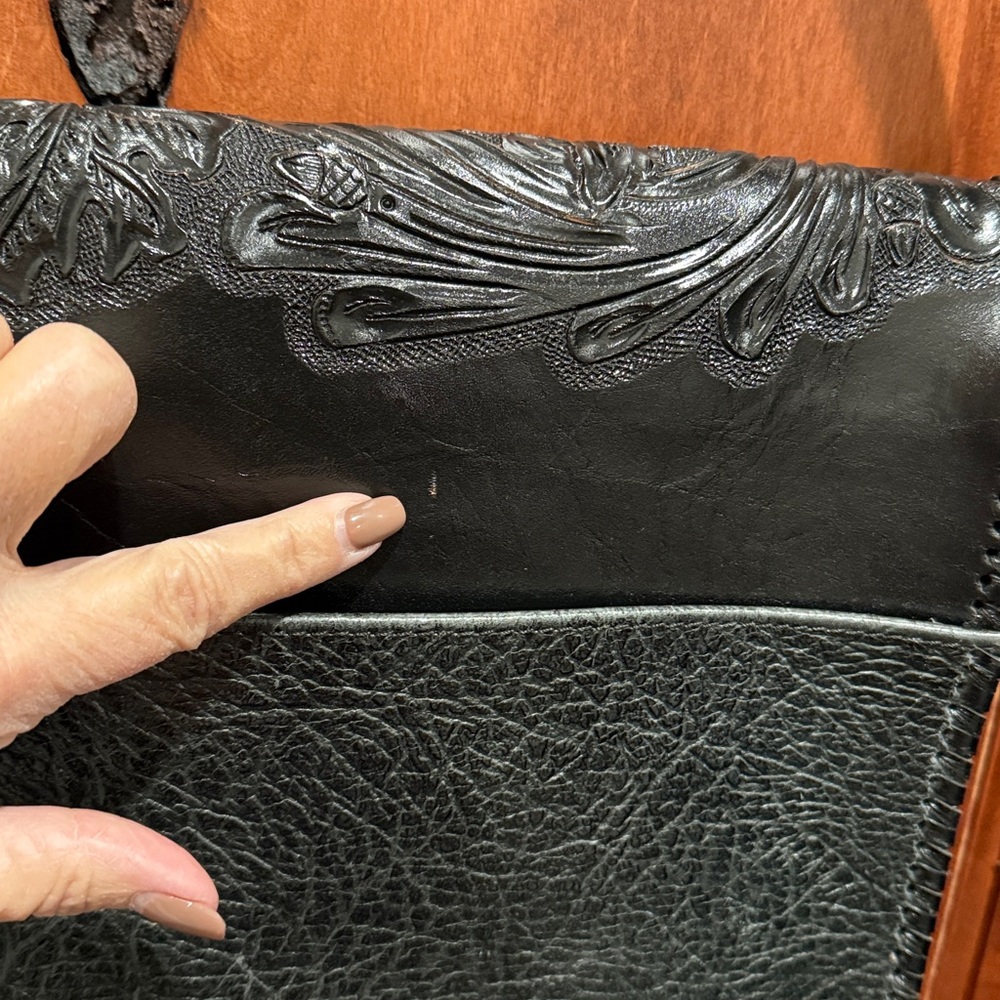 Elegant Black Embossed Leather bag - Picture 5 of 15